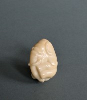 http://www.arturmoser.de/files/gimgs/th-30_Elefanten Manna 3, 2017, Taguanuss, 4,5 x 3,5 x 2,6 cm.jpg